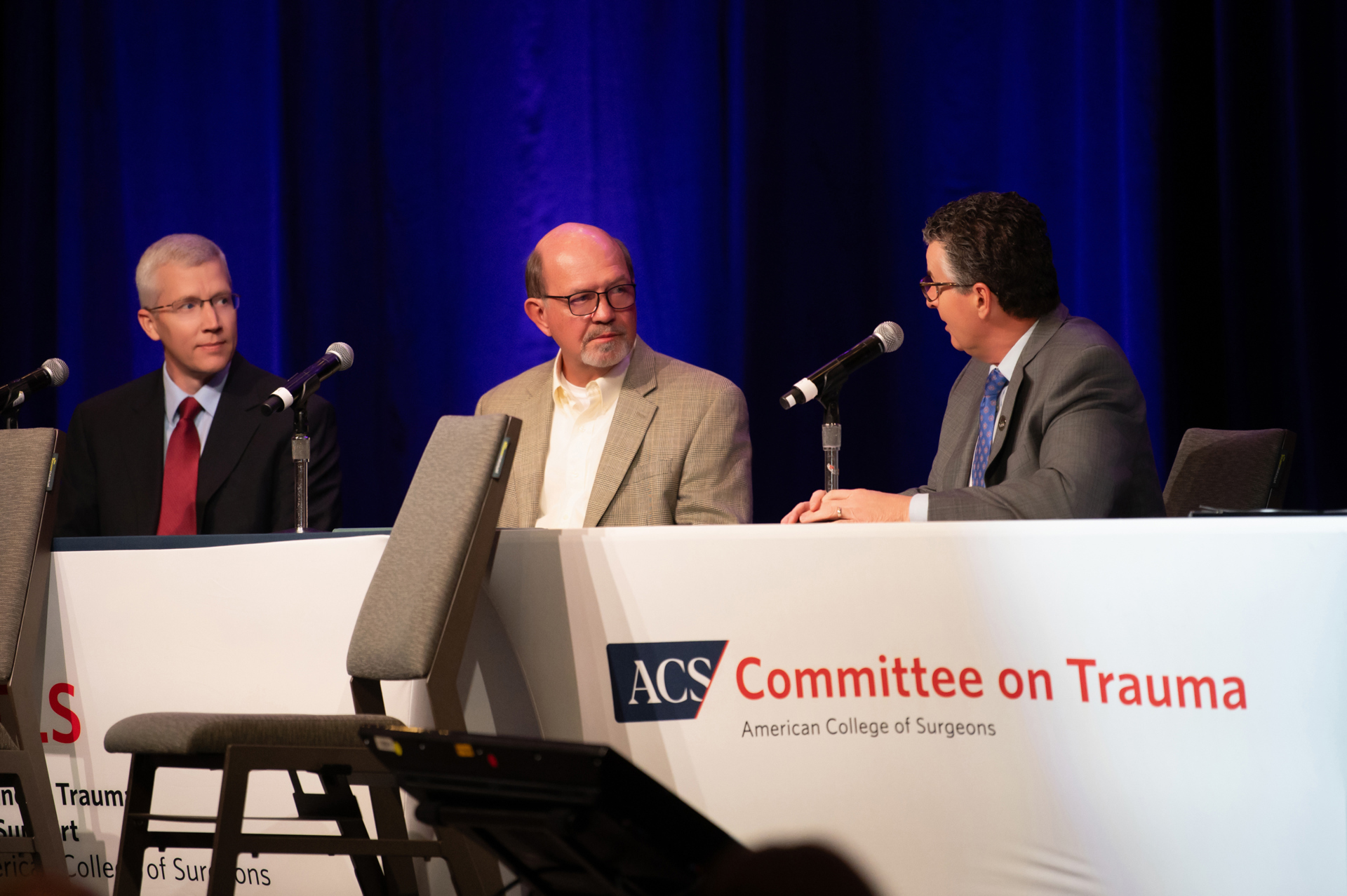3garry-taylor-keynote-with-surgeon.jpg