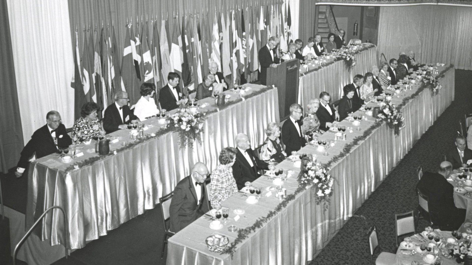 attendees-at-a-clinical-congress-dinner-1973.jpg (1)